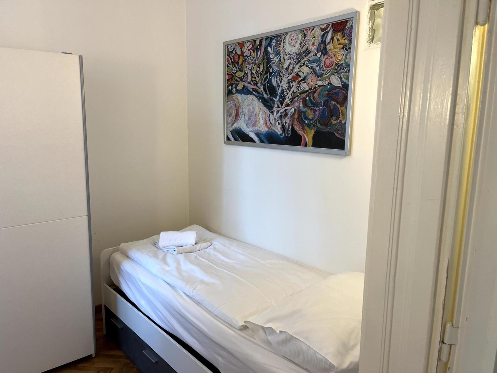 Cozy Two-bedroom Near Metro Apartment *
